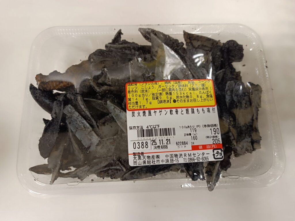 炭火焼風ヤゲン軟骨と親鳥もも味付　100グラムあたり税抜き119円　製造者　大黒天物産(株)(8月12日確認)