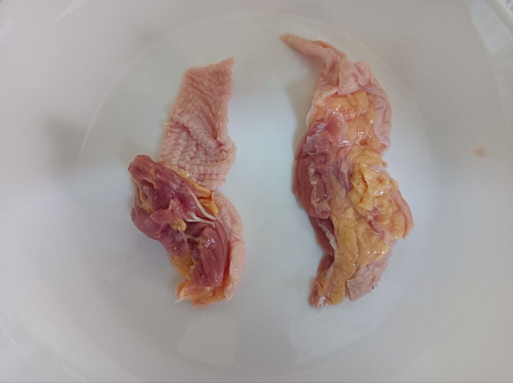 国産親鶏皮つきせせり100グラムあたり200円