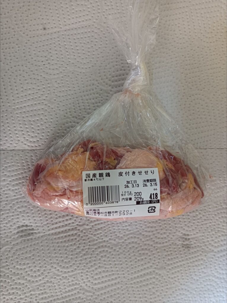 国産親鶏皮つきせせり100グラムあたり200円