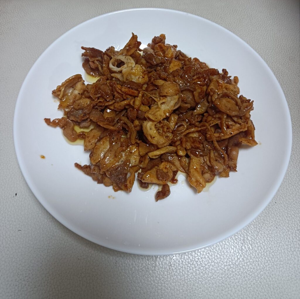 親鳥の鉄板焼鳥風味付 小間切れ100gあたり99円を焼いた画像