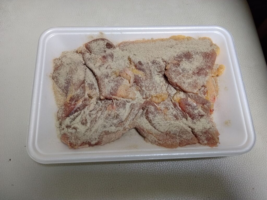 骨付鳥スパイスパウダーまぶした親鳥の画像