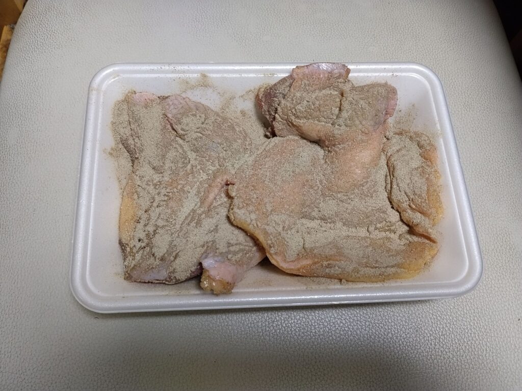 骨付鳥スパイスパウダーまぶした親鳥の画像