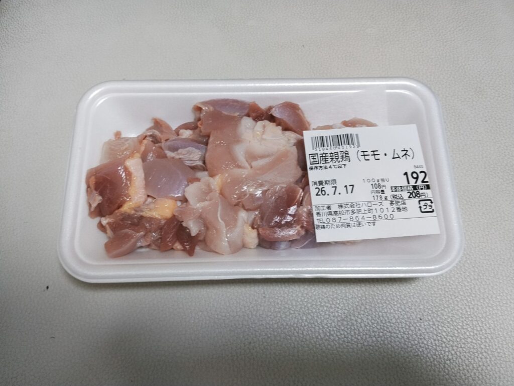 国産親鳥(モモ・ムネ)カット　100gあたり税抜き108円